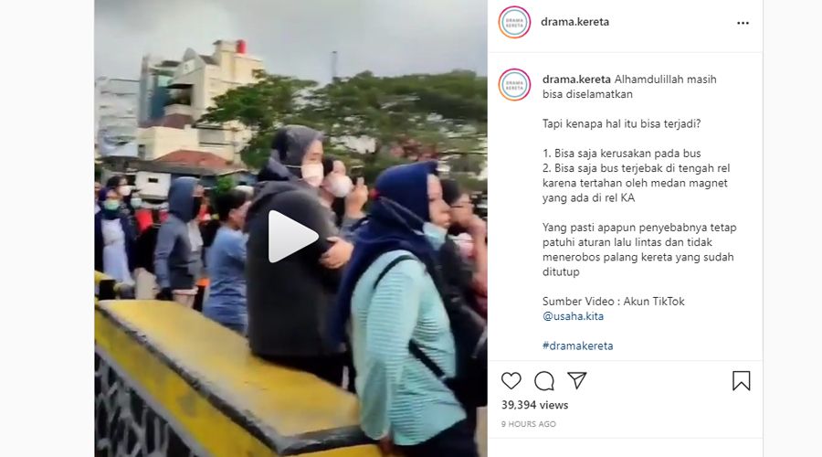 tangkapan layar postingan bus Transjakarta yang mendadak mogok di perlintasan rel kereta api