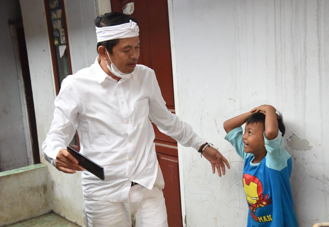 Andrian, bocah 4 tahun penjual tisu berjiwa patriot yang membantu ambulans lolos dari kemacetan di Bandung bersama Dedi Mulyadi./dok.Dedi Mulyadi