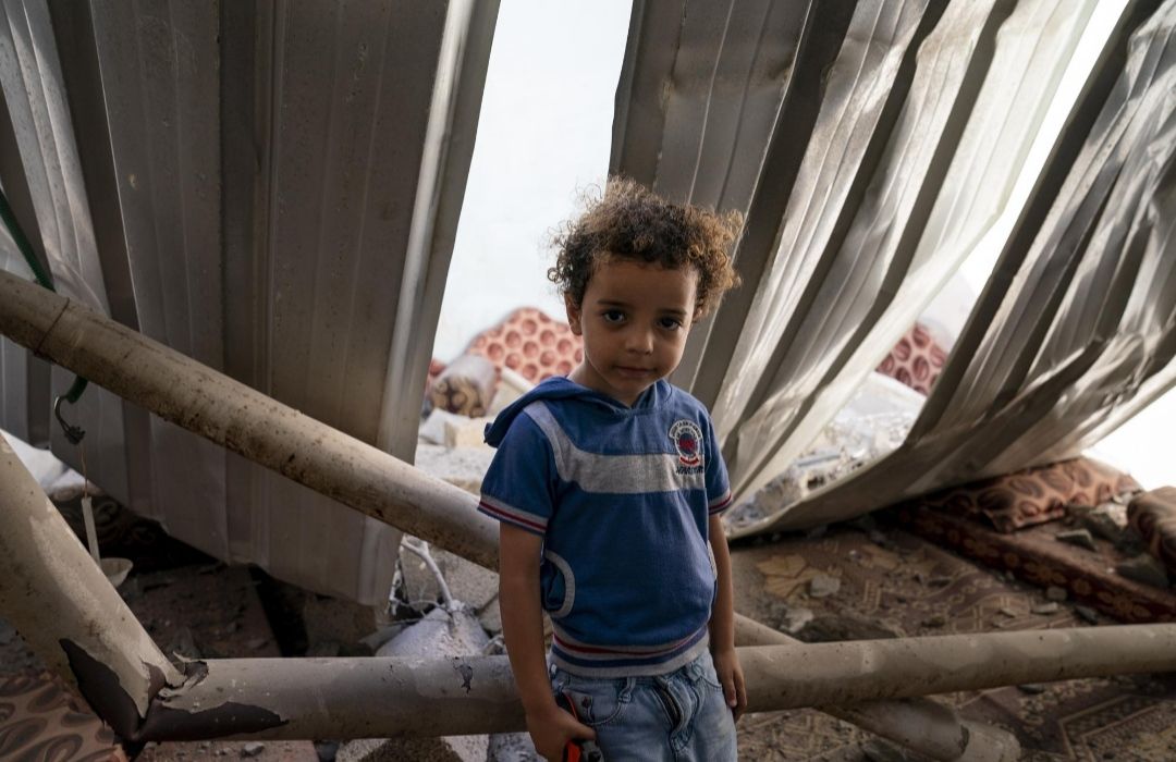 Mohammad Ismail di kamar nya yang hancur karena serangan Israel