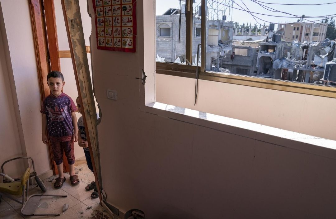 Awny Abed dan saudaranya di kamar nya yang hancur karena serangan Israel