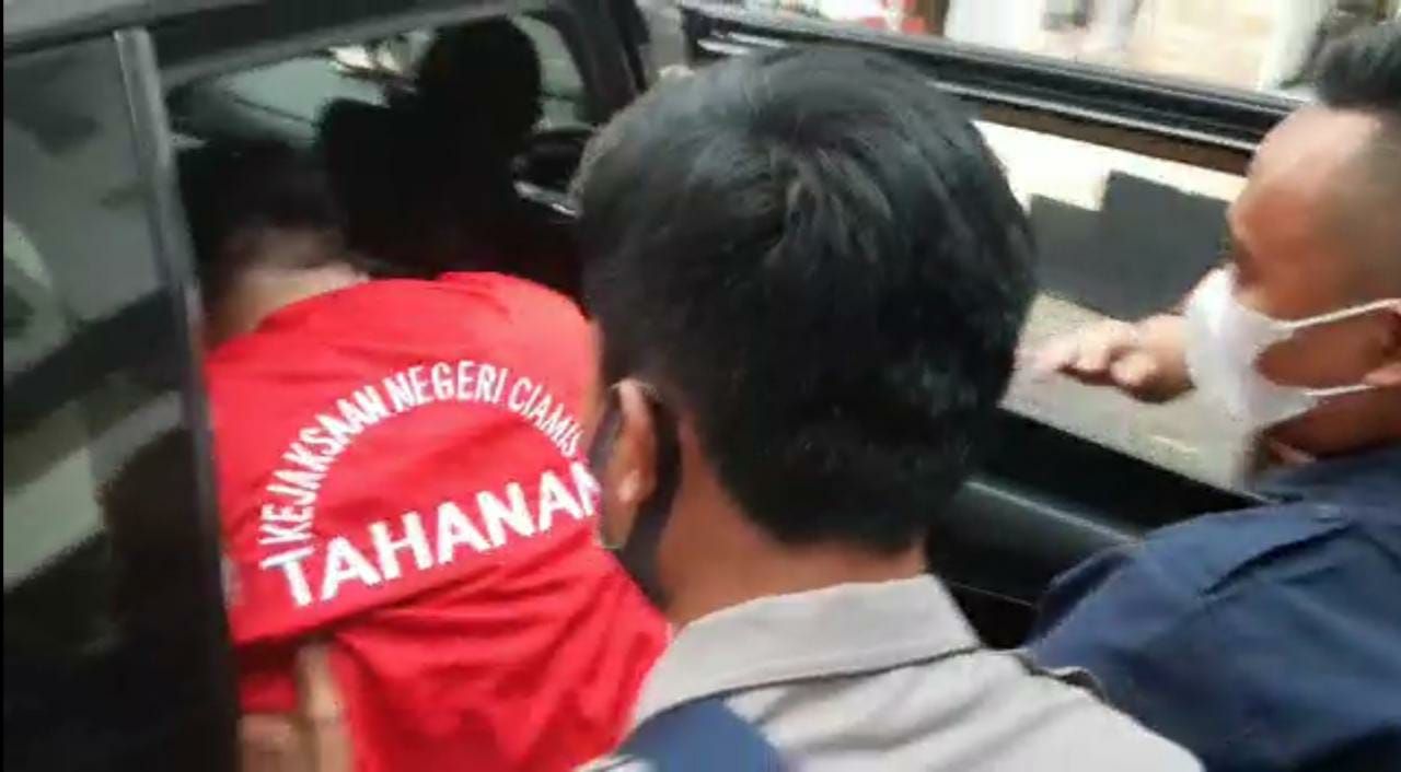Salahseorang tersangka kasus dugaan korupsi kasus fingerprint di Kabupaten Ciamis digiring Kejari masuk ke mobil tahanan.