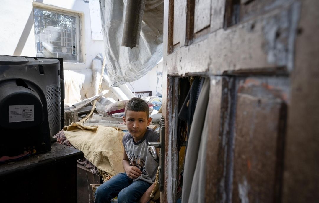 Abu Amsha di kamar nya yang hancur karena serangan Israel