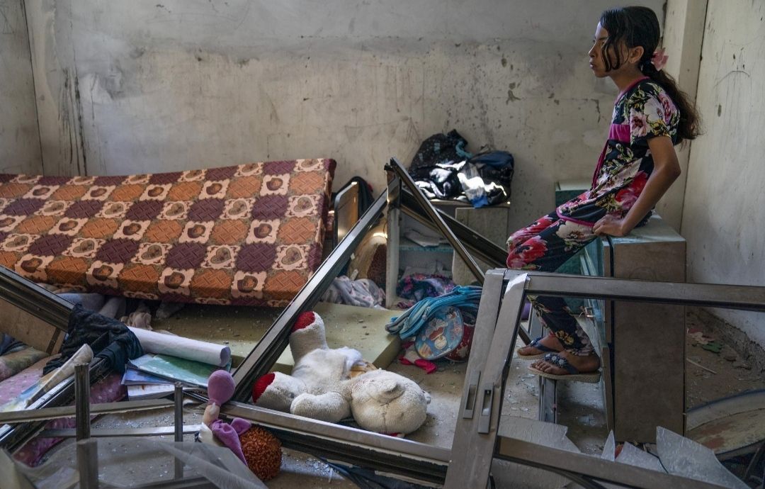 Amal Nassir di kamar nya yang hancur karena serangan Israel