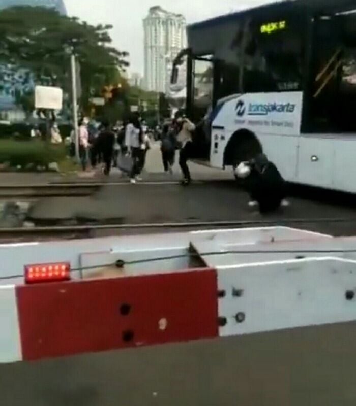 Innalillahi Bus Transjakarta Mogok Di Tengah Jalan Kereta Api ...