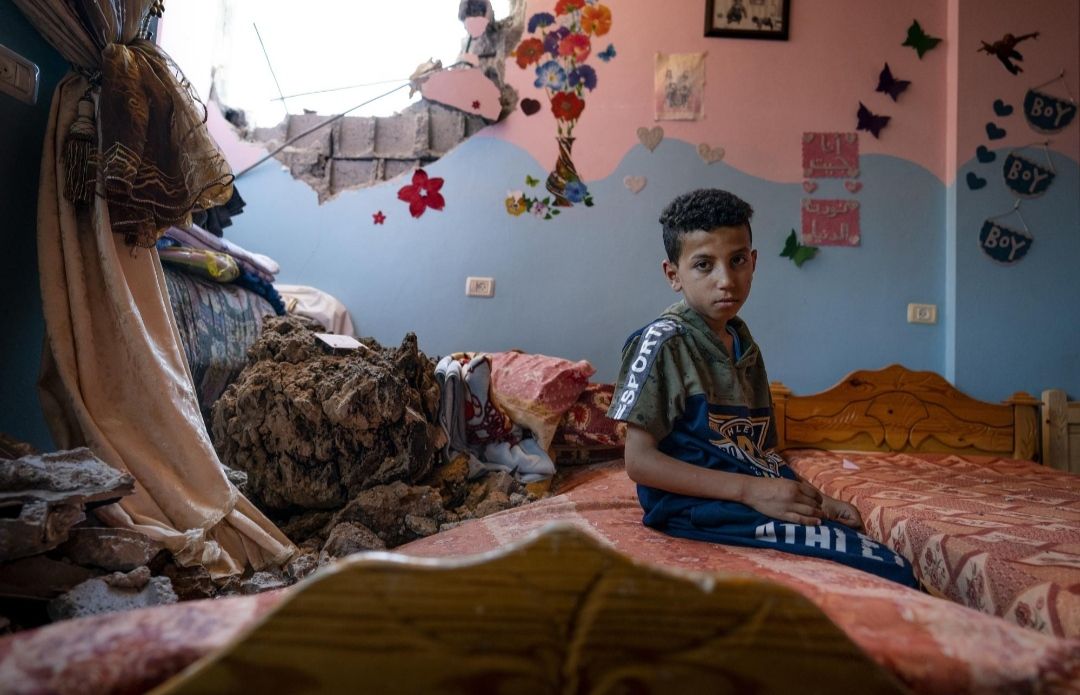 Ibrahim Al-Masri di kamar nya yang hancur karena serangan Israel
