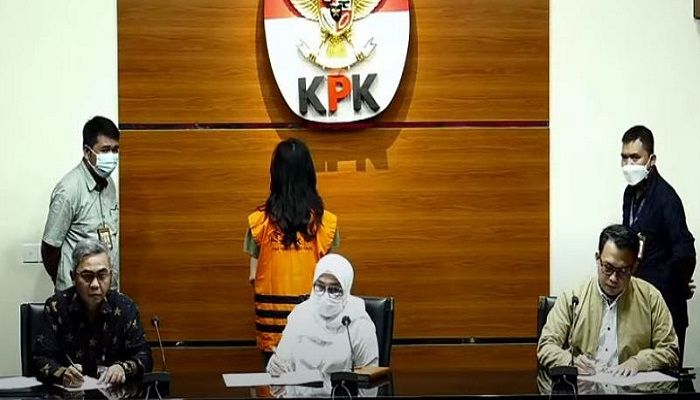 KPK umumkan penahanan Wakil Direktur PT Adonara Propertindo, Anja Runtuwene.