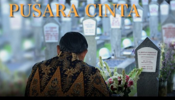 Tangakapan layar video SBY tengah melantunkan lagu Pusara Cinta untuk mengenang kepergian sang istri tercinta  Ani Yudhoyono
