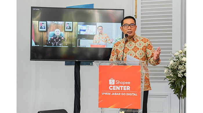Gubernur Jawa Barat Ridwan Kamil saat memberikan sambutan, bersama Menteri Koperasi dan UKM Teten Masduki yang turut hadir secara online.