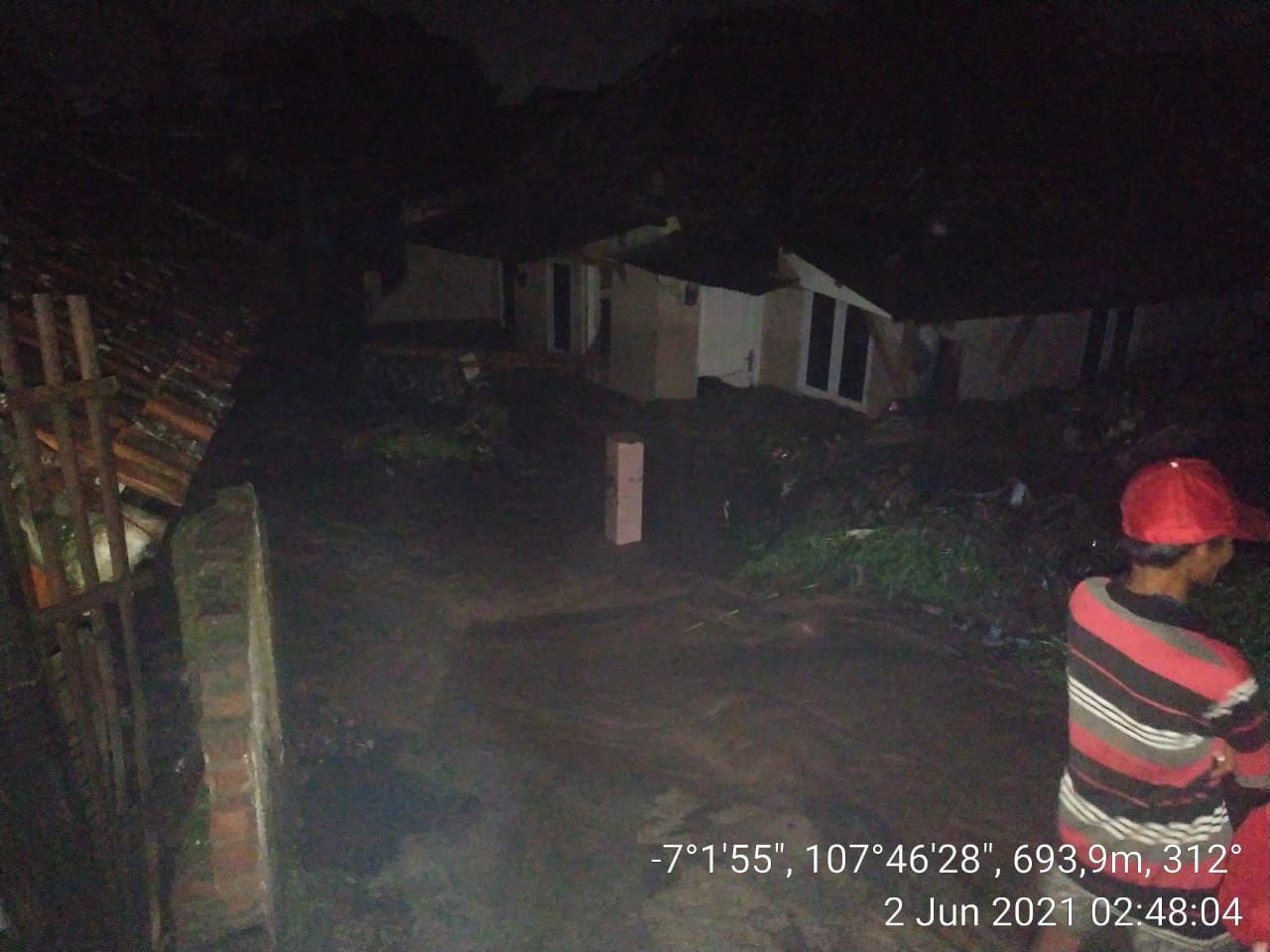 40 rumah warga terendam akibat tanggul jebol di Desa Panyadap, Kecamatan Solokan Jeruk, Kabupaten Bandung, Selasa 1 Juni 2021 malam.