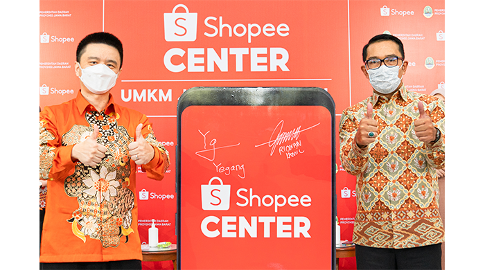 Penandatanganan papan simbolis Shopee Center oleh Shopee dan Pemprov Jabar. Gubernur Jawa Barat, Ridwan Kamil menyampaikan bahwa kerjasama ini akan menjadi transformasi digitalisasi terbesar dan tercepat di Indonesia.
