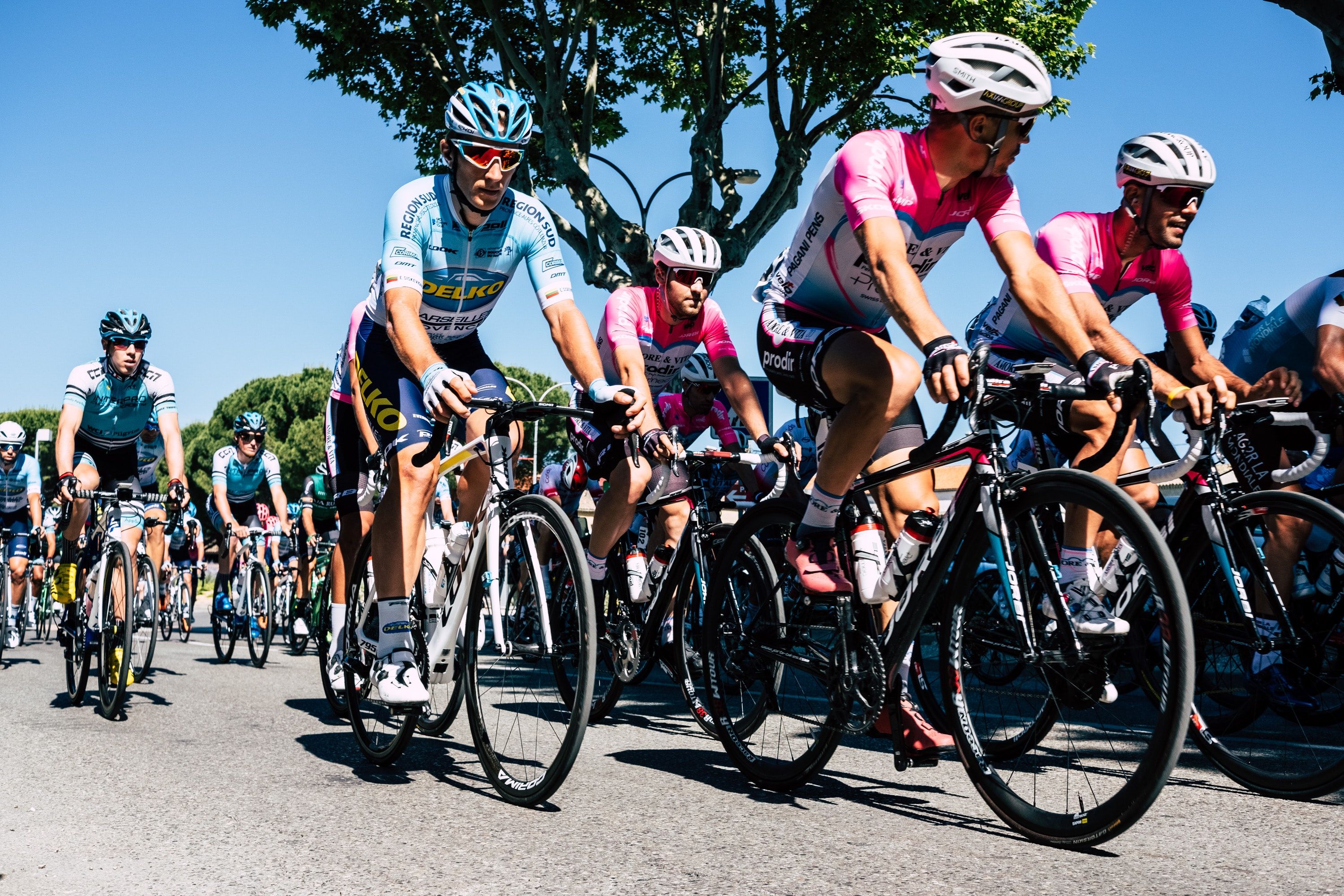 Cycle racing. Виды велоспорта. Тульский велосипедист путешественник. Шоссейная гонка на треке.