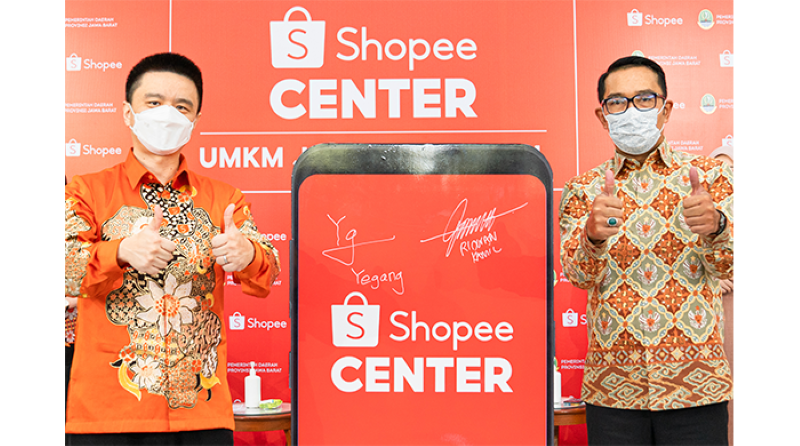 Ridwan Kamil Gubernur Jawa Barat menandatangani kerjasama dengan shopee center