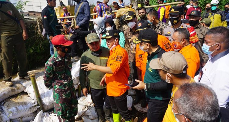 Bupati Bandung, Dadang Supriatna (kemeja oranye) tinjau lokasi tanggul jebol di Kampung Muara, Desa Panyadap, Kecamatan Solokan Jeruk, Kamis 3 Juni 2021