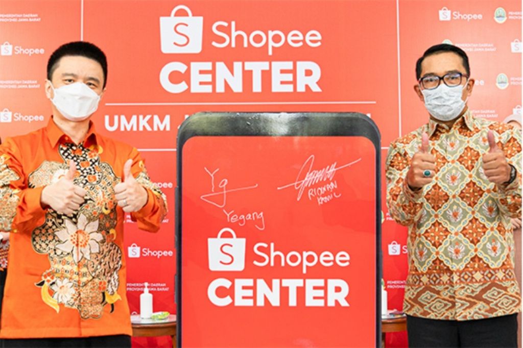 Gubernur Jawa Barat Ridwan Kamil bersama perwakilan Shopee Indonesia usai penandatanganan papan simbolis Shopee Center