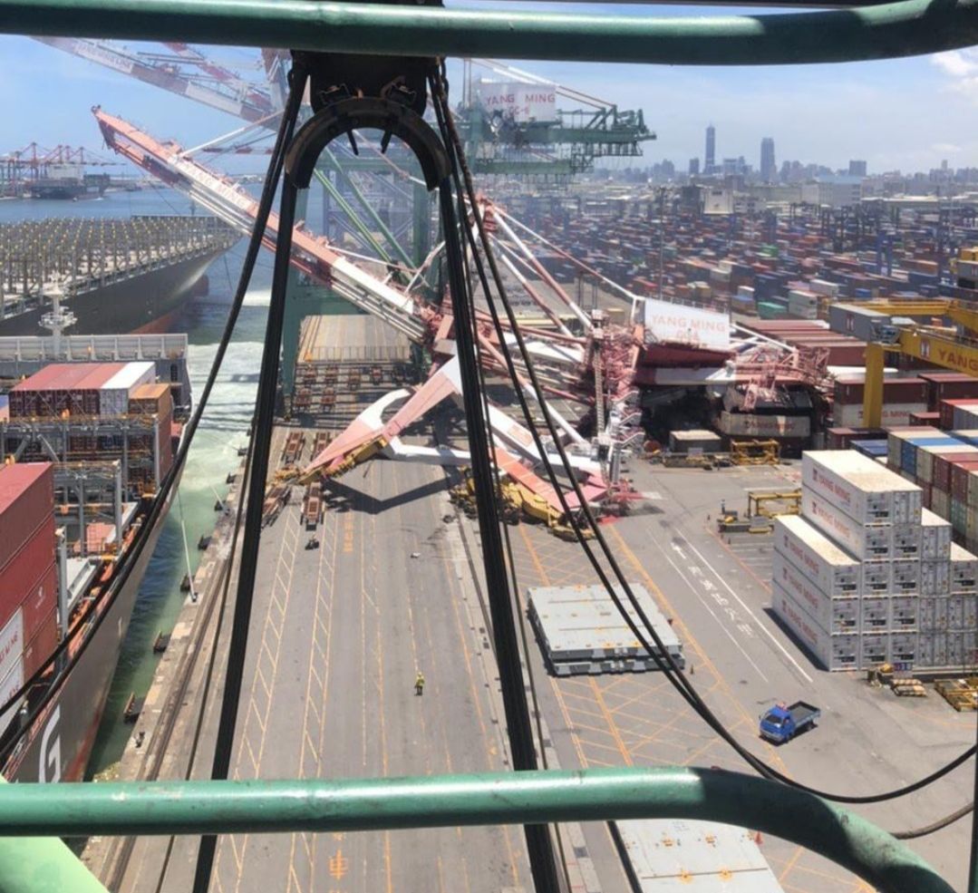 Sebuah kapal kontainer besar milik Perusahaan Pelayaran OOCL menabrak derek di Pelabuhan Yangming Kaohsiung Taiwan.