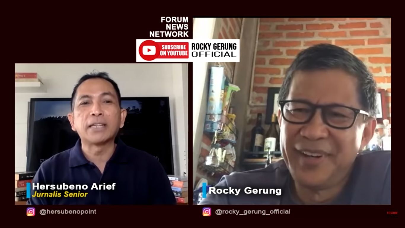 Rocky Gerung saat berbincang-bincang dengan Hersubeno Arief.