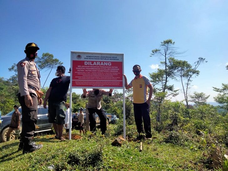 Tak hanya penanaman bibit pohon saja, di area itu saat ini juga telah dipasang plang permanen oleh Polda Banten dan KLHK tentang larangan menggarap kawasan HLGL.