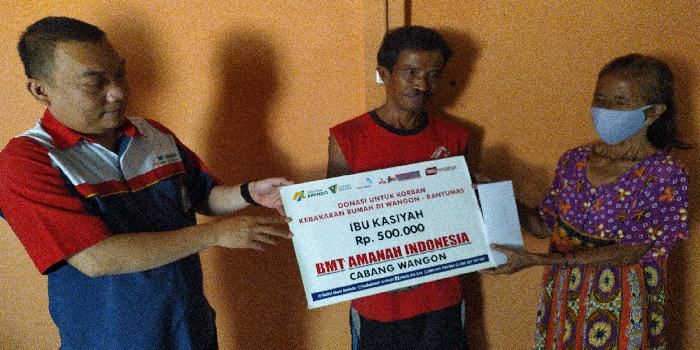 Ibu Kasiyah warga Klapagading Kulon bahagia saat terima bantuan dari BMT Amanah Indonesia Cabang Wangon