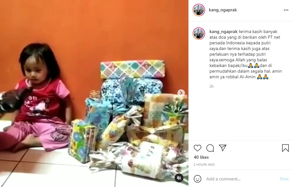 Netizen memberikan hadiah usai viral sebuah video menunjukkan seorang bocah bernama Clarissa, merayakan ulang tahun hanya dengan pisang.*