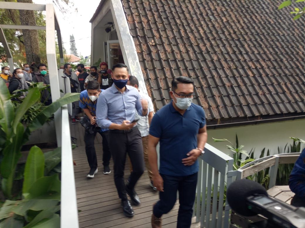 Ketua Umum Partai Demokrat, Agus Harimurti Yudhoyono (AHY) berjalan bareng Gubernur Jabar Ridwan Kamil, setibanya di Nara Park, Jalan Rancabentang, Kota Bandung, Jumat, 4 Juni 2021./Lucky M Lukman/Galamedia