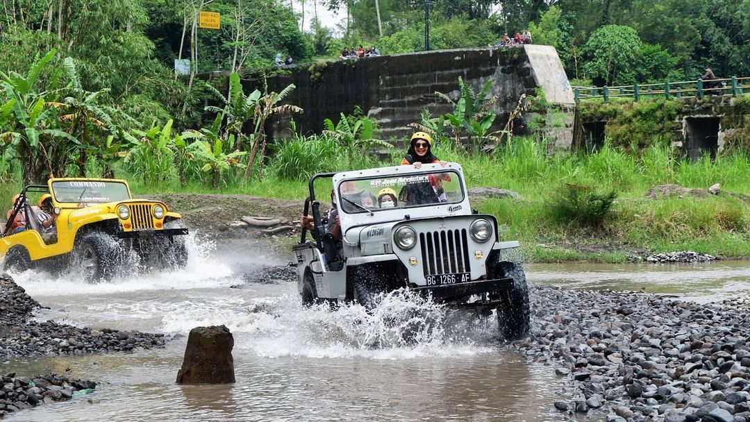 Pada paket 3 Lava Tour Merapi - Kaliurang, para pelancong dapat mengikuti sensasi off-road di Sungai Kuning.