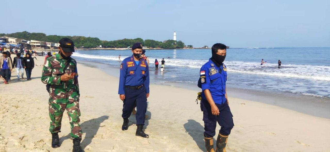 Petugas SAR Gabungan terus melakukan pencarian terhadap korban tenggelam di kawasan Pantai Santolo, Kecamatan Cikelet, Kabupaten Garut/ kabar-priangan.com/ Aep Hendy
