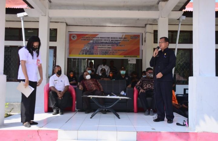 Asisten 1 Setda Ende ketika memberikan sambutan mewakili Bupati Ende pada acara pelepasan mahasiswa KKN-MM Unipa Indonesia.