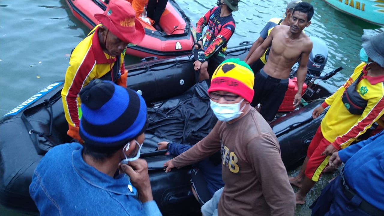 Evakuasi jasad korban tenggelam di Pantai Santolo, Kabupaten Garut. Wisatawan akhirnya ditemukan setelah tiga hari hilang di laut.