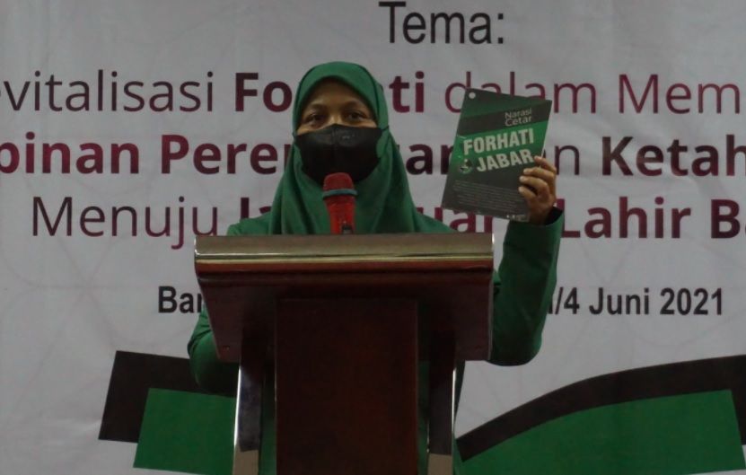 Satu di Antara Pengurus Wilayah FORHATI Jawa Barat menununjukkan buku.*