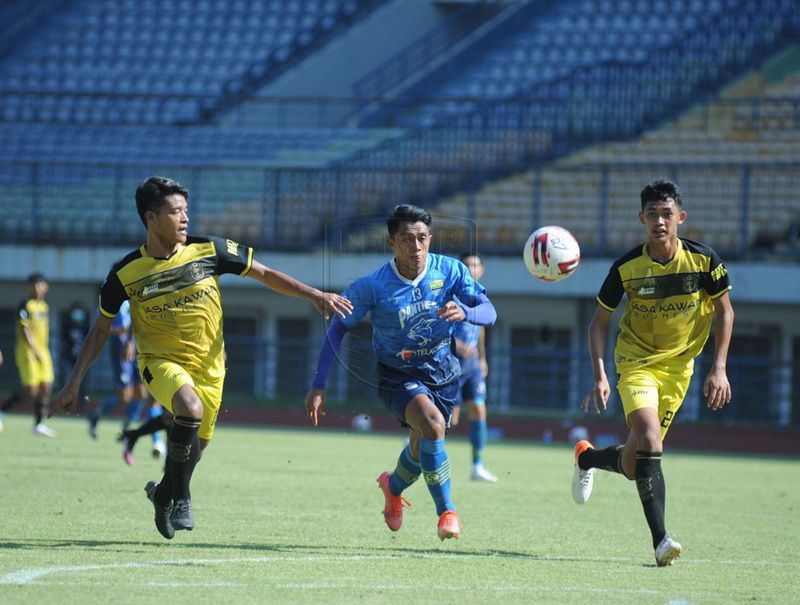  Winger Persib Febri Hariyadi dikawal dua pemain Karawang United.