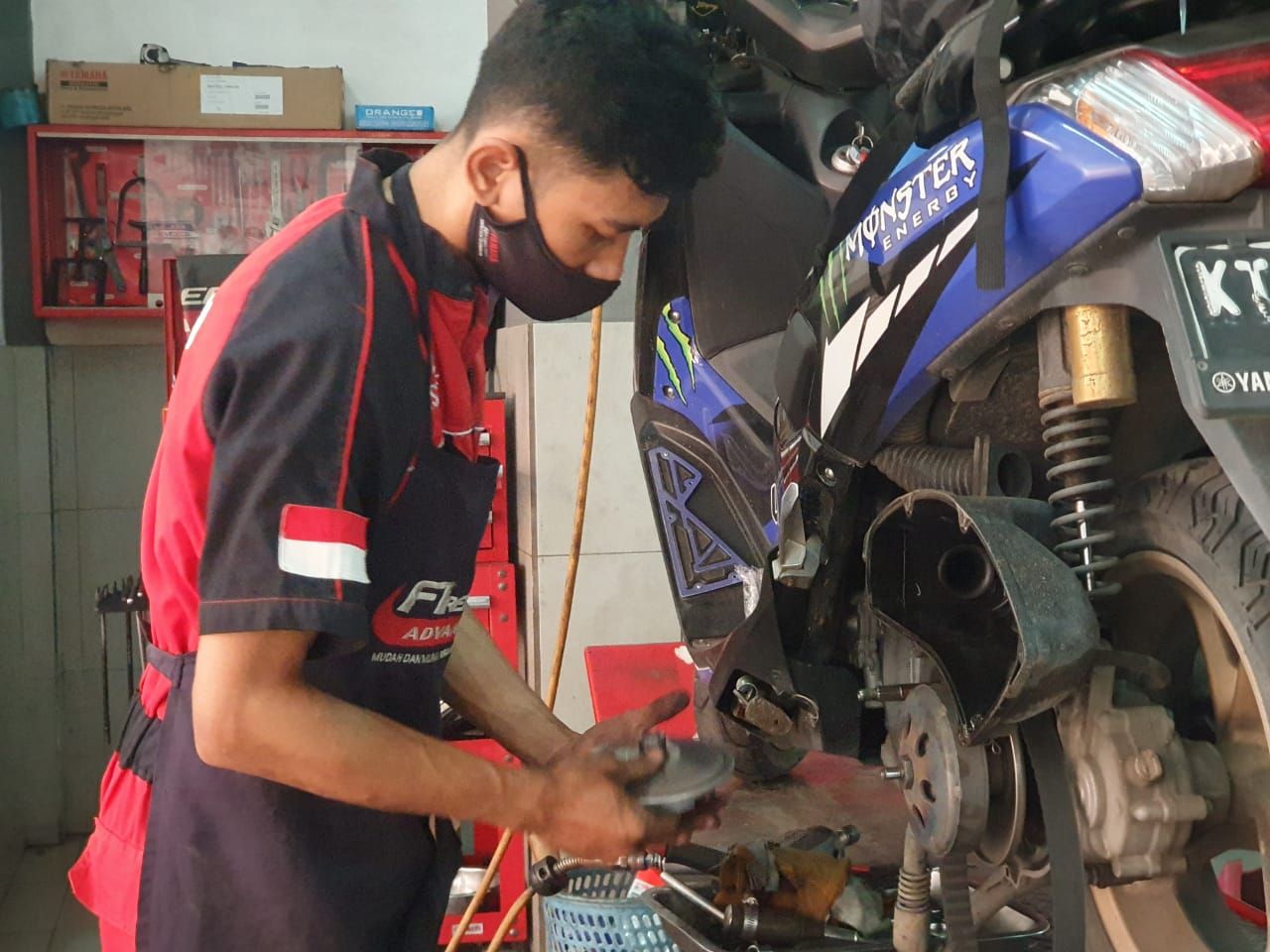 Pengecekan NMax yang dikendaraai anggoat Queenmax Balikpapan oleh mekanik Sentral Yamaha Dupak