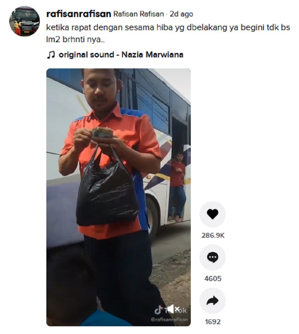 Viral, Momen Haru Kernet Bus Beri Anaknya Uang Jajan Bikin Sedih Netizen: Ya Allah, Gak Kuat Liat Beginian