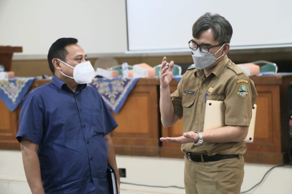 Pimpinan dan Anggota Komisi V DPRD Provinsi Jawa Barat saat rapat kerja ke Kantor Cabang Dinas (KCD) Pendidikan Wilayah VII, Kota Cimahi untuk menindak lanjuti ajuan SMA Negeri 27 Bandung Menjadi SMA Negeri Olahraga (SMANOR). DPRD Jabar Dorong Pemprov Segera Miliki SMAN Olah Raga, Jaenudin: Mampu Cetak Atlit Berprestasi.