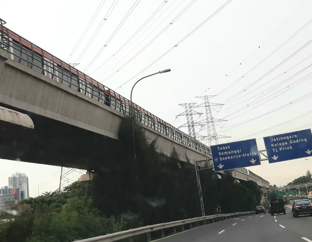 Gerbong LRT Jabodebek di lintasan Cawang-Cibubur