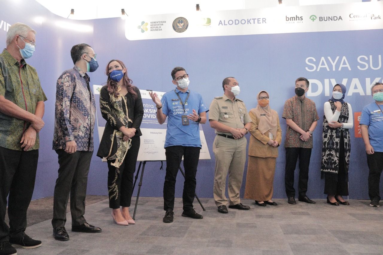 Kemenparekraf Sandiaga Uno Divaksin Astra Zeneca Bersama Para Pelaku Pariwisata dan Ekonomi Kreatif