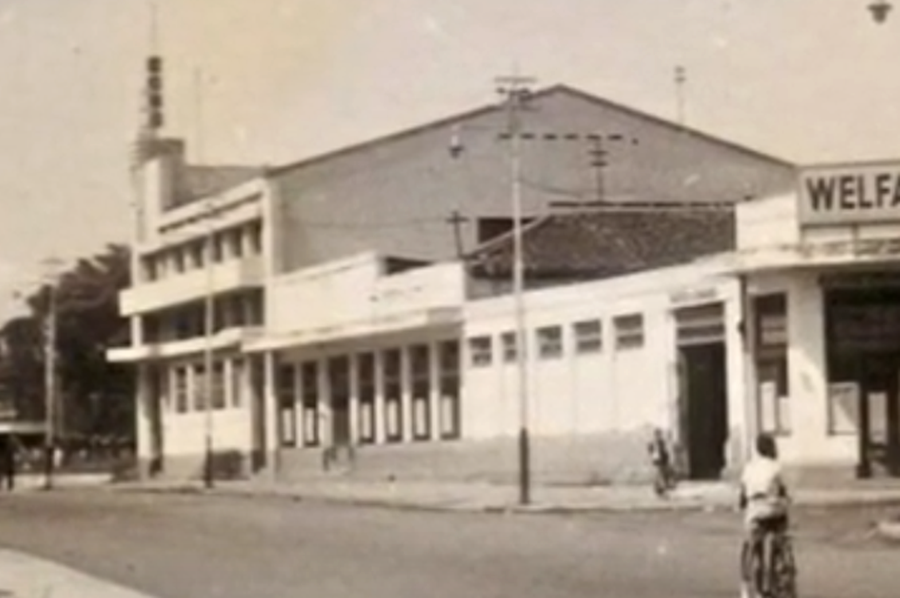 Kantor Jalan Cikapundung Barat No.1 Bandung tahun 1947 ketika masih ditempati perusahaan penerbangan KLM Belanda, difoto AJ Boss, dok Indiegangers.nl