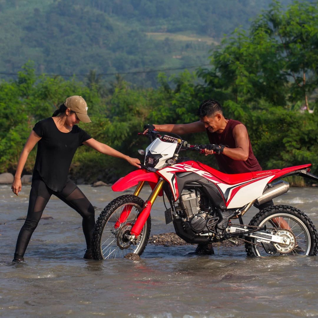 Ririn Ekawati dan Ibnu Jamil bermain trail di sungai