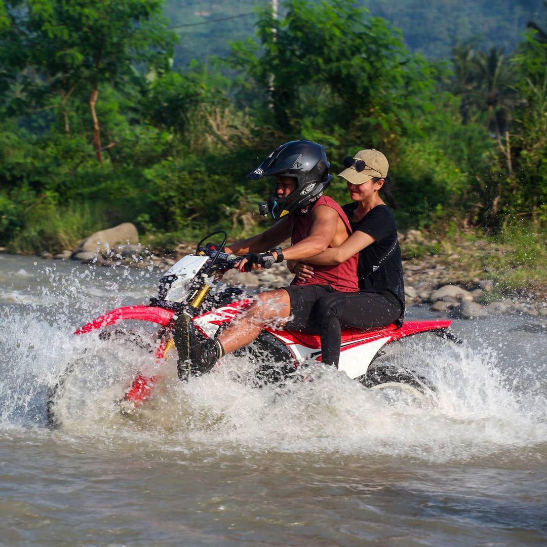 Ibnu Jamil dan Ririn Ekawati bermain motor trail di sungai