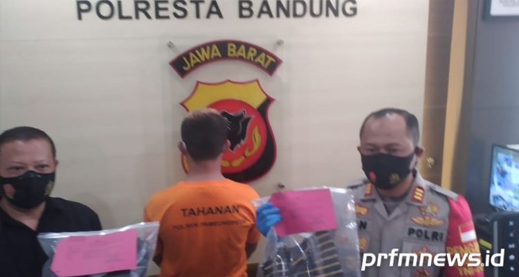 Kapolsek Pameungpeuk AKP Ivan Taufiq menunjukan barang bukti kasus pemukulan yang terjadi di Kampung Leuwidulang, Desa Rancamulya, Kecamatan Pamengpeuk, Kabupaten Bandung, Minggu malam kemarin