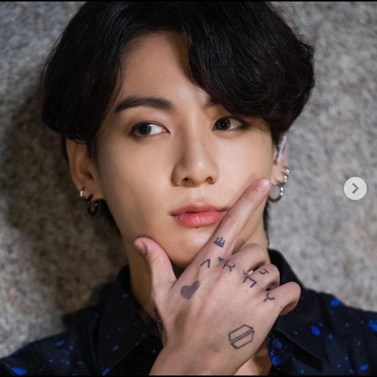 Unggahan politisi Korea Selatan, Ryu Ho Jung yang mengunggah menggunakan foto Jungkook BTS dalam kampanyenya terkait rancangan undang-undang tentang seni Tatto di Korea Selatan, yang dianggap mengakibatkan blunder.