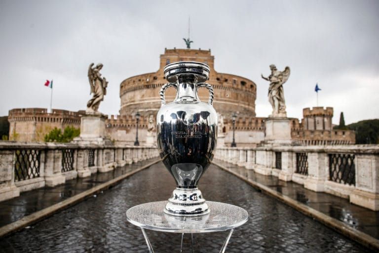 Piala Euro 2020 terpajang di Kota Roma, Italia.