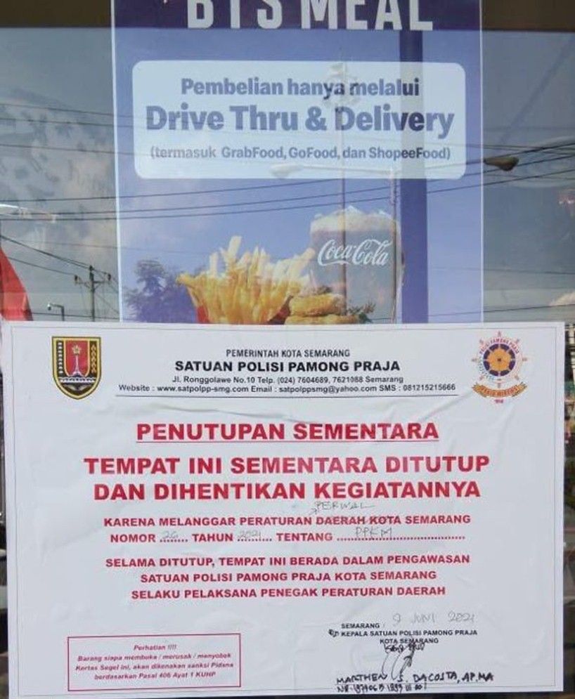 Satpol PP Semarang menempelkan tanda penutupan sementara gerai McDonald's 