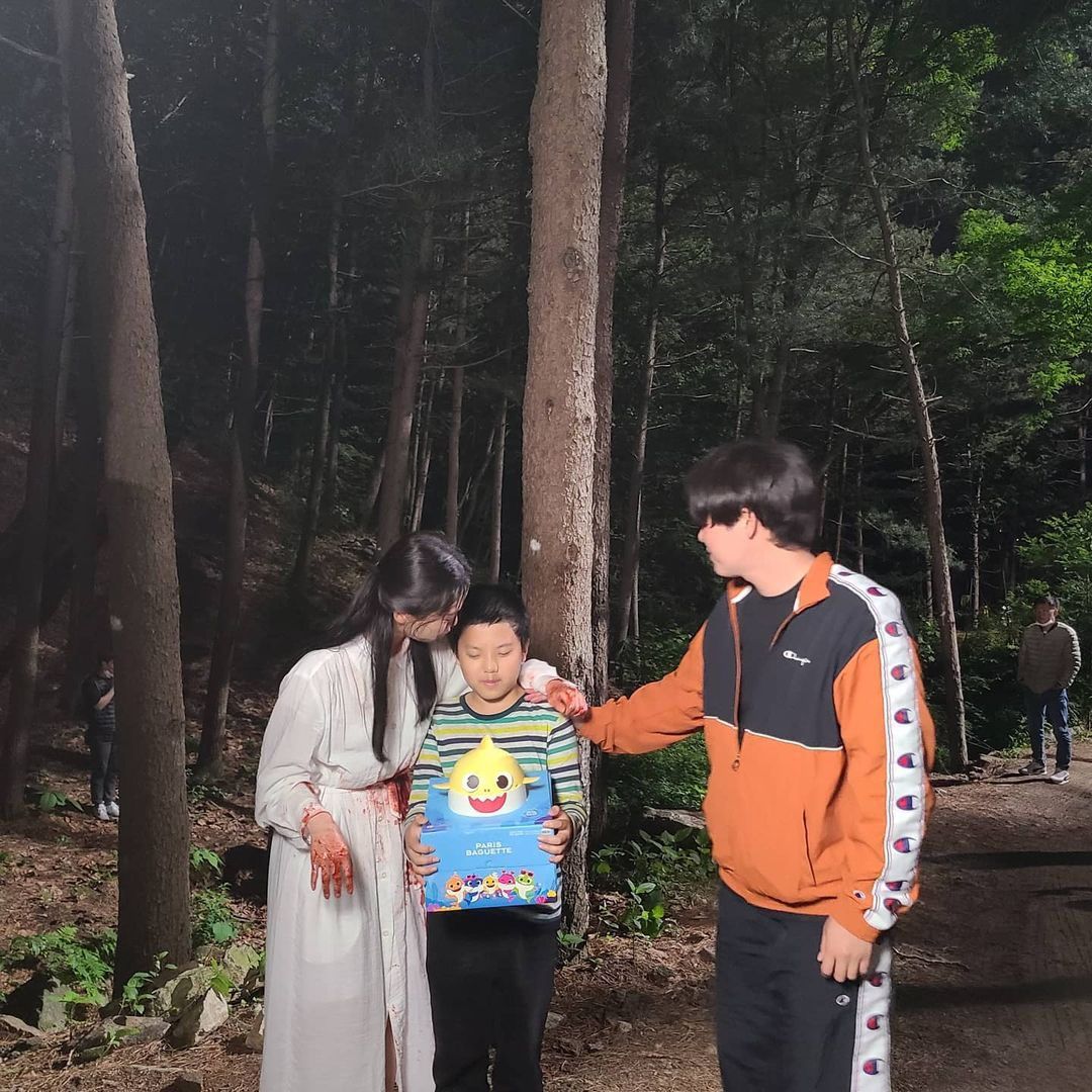 Go Min Si dan Jo Yi Hyun berfoto setelah syuting Youth of May selesai