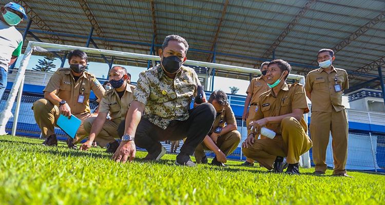 Wakil Wali Kota Bandung, Yana Mulyana cek kualitas rumput Stadion Persib Sidolig, Kota Bandung, Selasa 8 Juni 2021