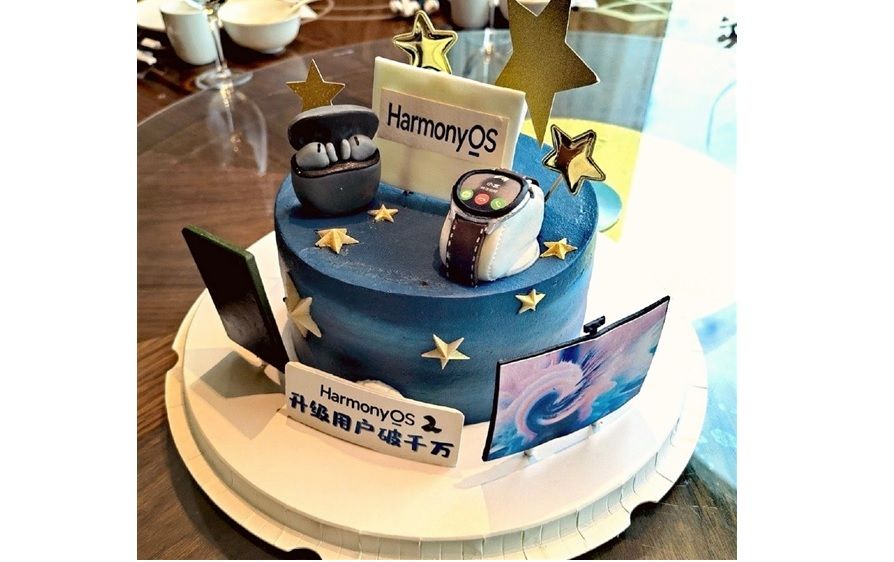 Huawei rayakan pencapaian 10 juta pengguna HarmonyOS 2.0 dengan kue.