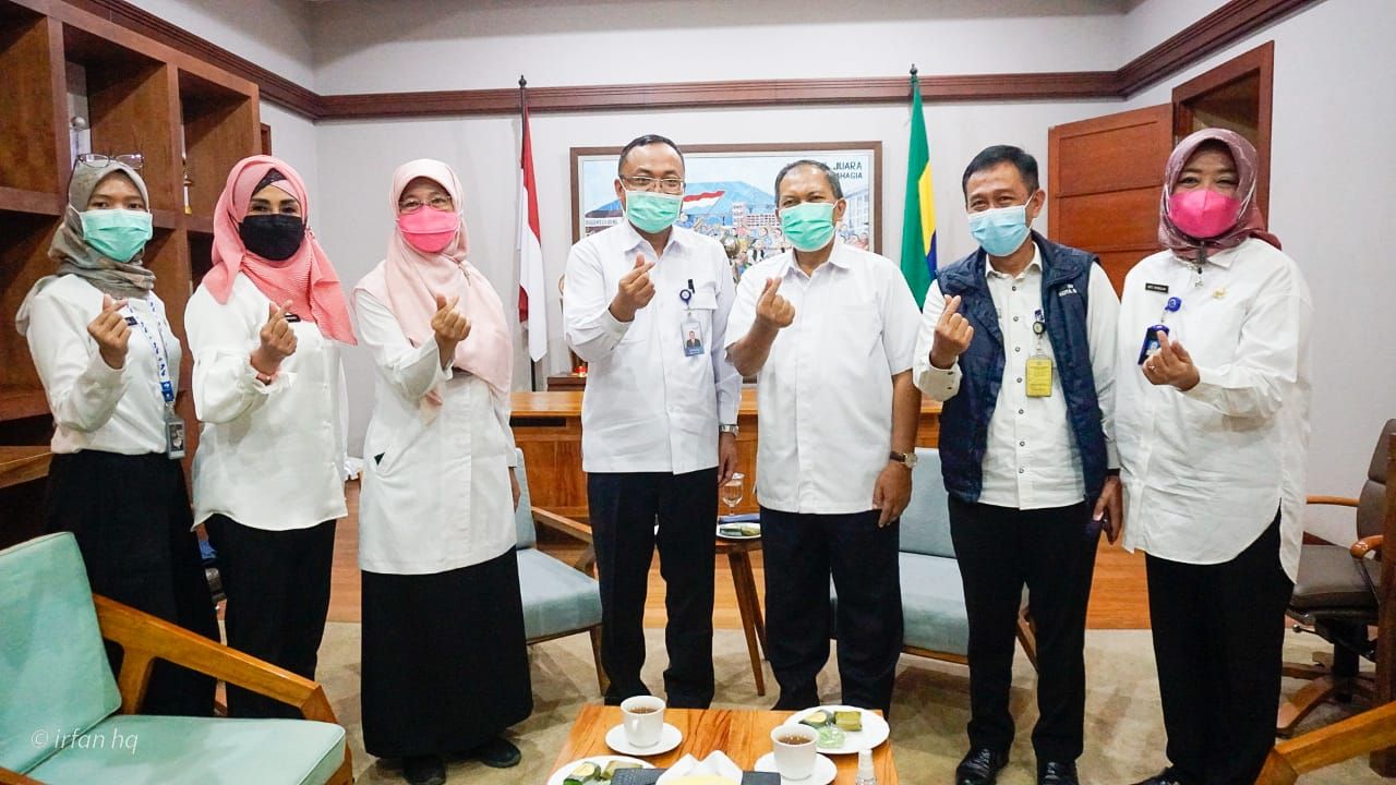 Satukan program, Wali Kota Bandung Oded M Daniel foto bersama dengan kepala perwakilan BKKBN Provinsi Jabar dan Jajarannya.