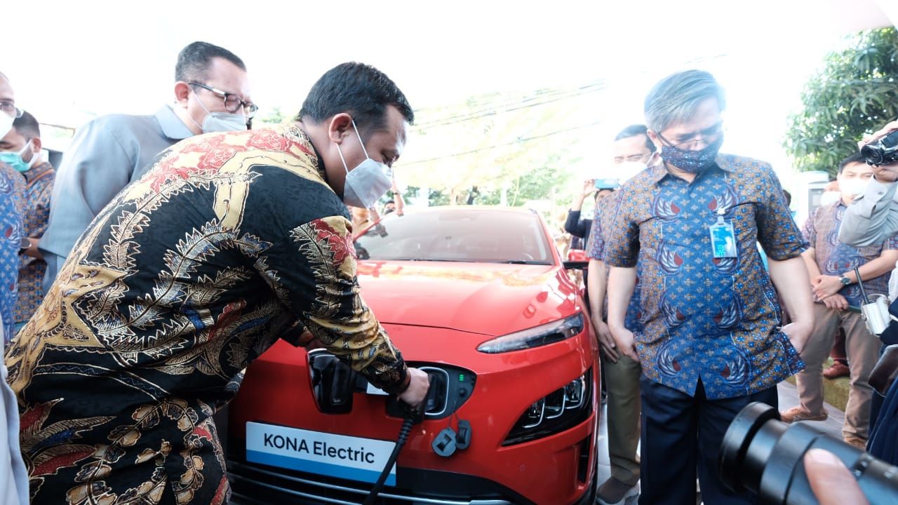 Nampak Plt Gubernur Sulsel sedang mencharging mobil listrik pada stasiun pengisian Mattoanging, Makassar. 
