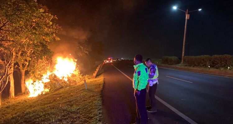 Mobil Avanza putih saat terbakar di Tol Cileunyi, Bandung, Kamis 10 Juni 2021 malam