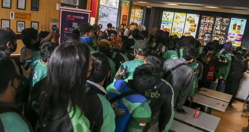 Antrean para pengemudi ojol untuk mendapatkan BTS Meal di erai McDonald's Raden Saleh Jakarta. /Antara Foto/Galih Pradipta/