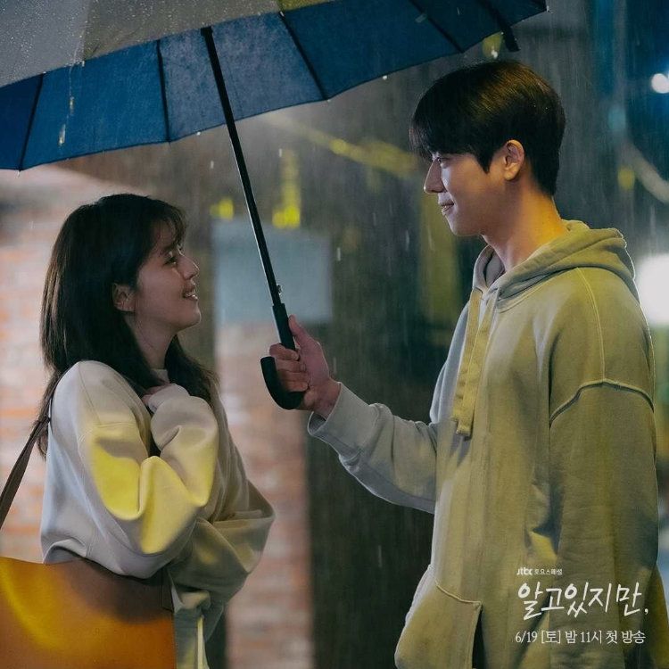Potongan adegan drama Nevertheless, antara Yoo Na Bi (Han So Hee) dengan Yang Do Hyuk (Chae Jong Hyeop) yang mencoba mendekati Yoo Na Bi, karena sudah mencintainya sejak lama.